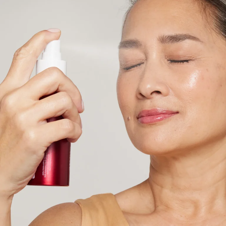 jane iredale Hydration Spray Pommisst model