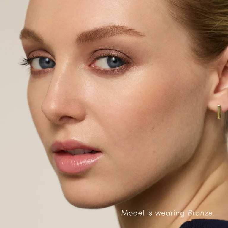 ColorLuxe eye shadow stick model bronze
